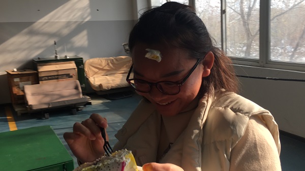 執行董事竇伯英為員工慶生（shēng）