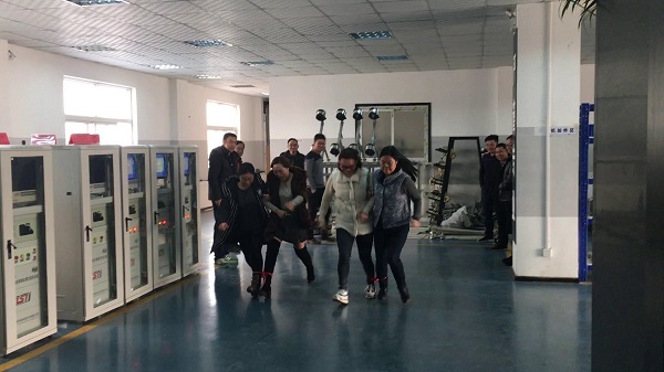 執（zhí）行董事竇伯英為員工慶生